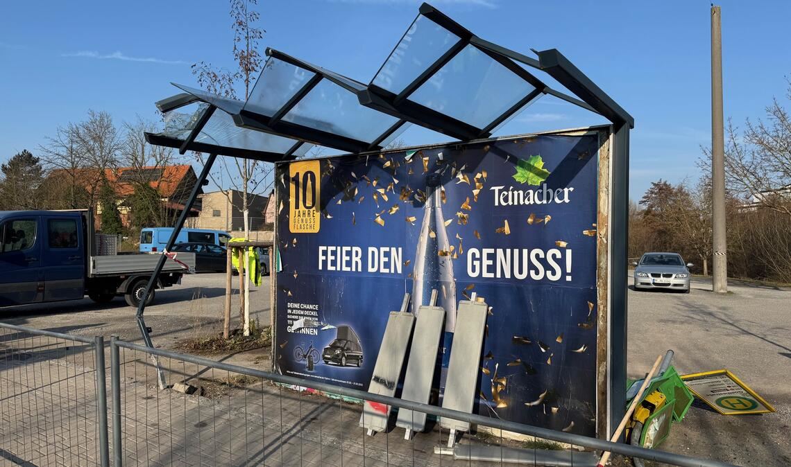 Wartehäuschen an der Goethestraße nach Unfall völlig zerstört