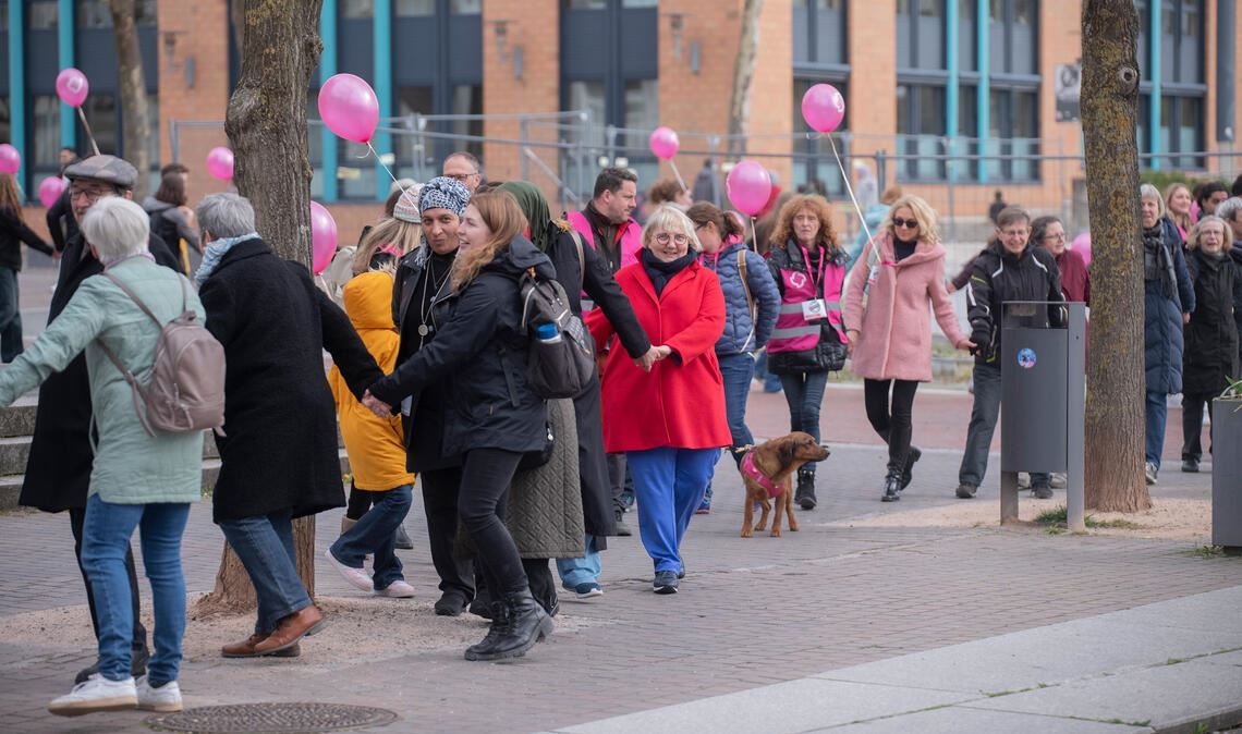 Hand in Hand ein Zeichen gegen Rassismus setzen