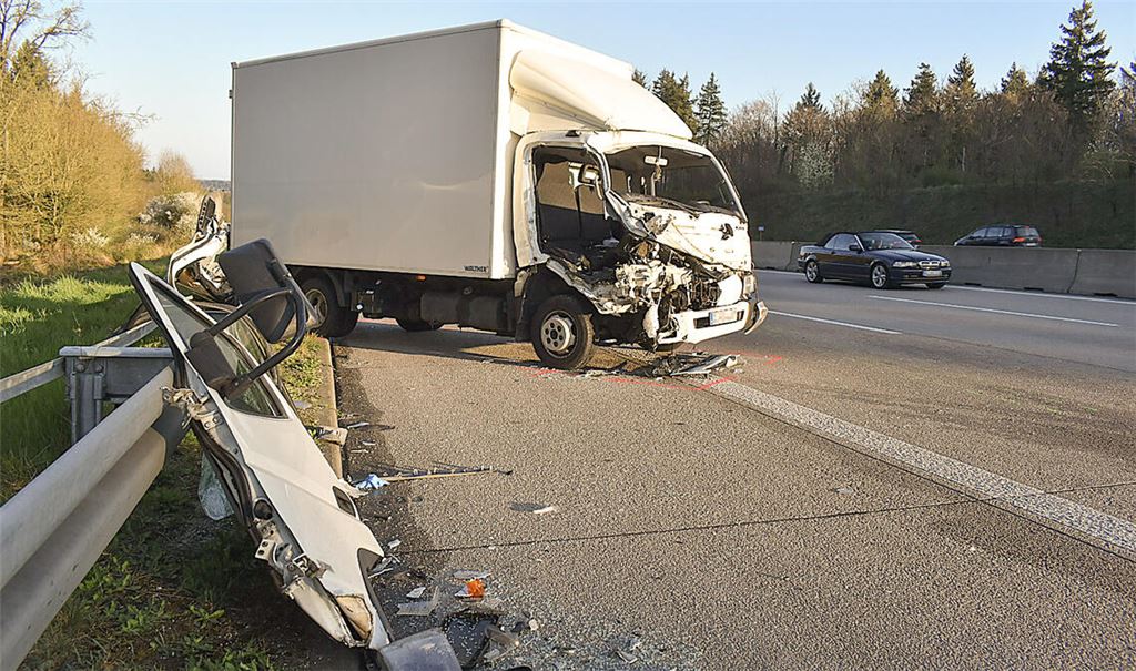 In der Fahrerkabine eingeklemmt