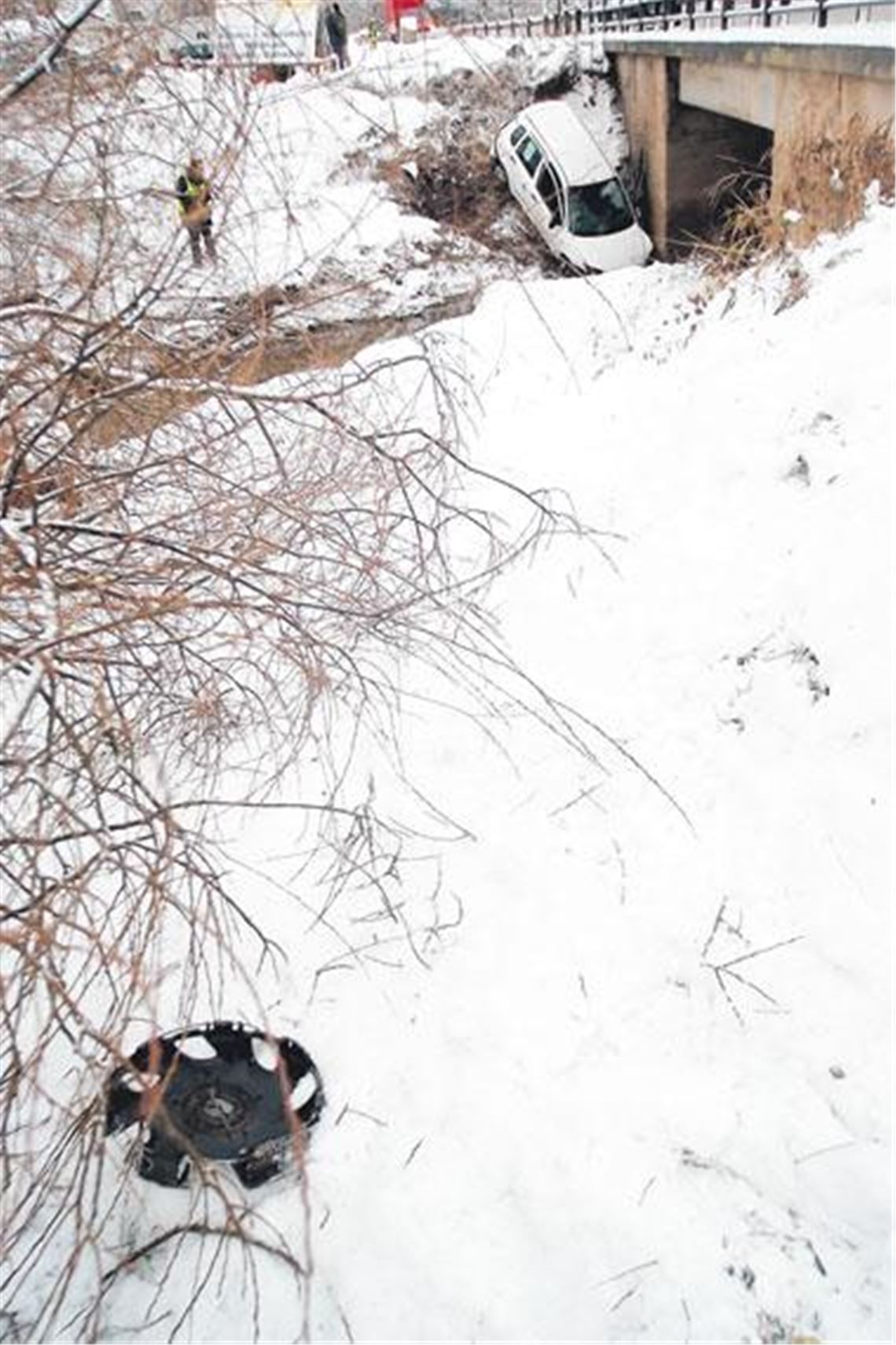 Kleinwagen schanzt über Schmiebach