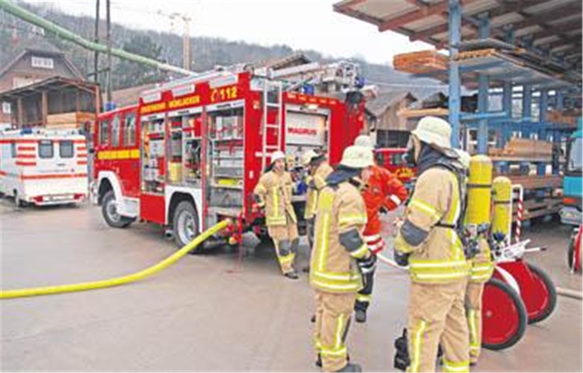 Verpuffung löst Großalarm aus