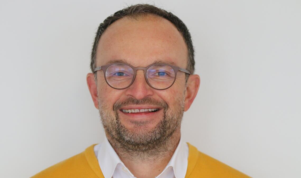 „Halten an Position fest“