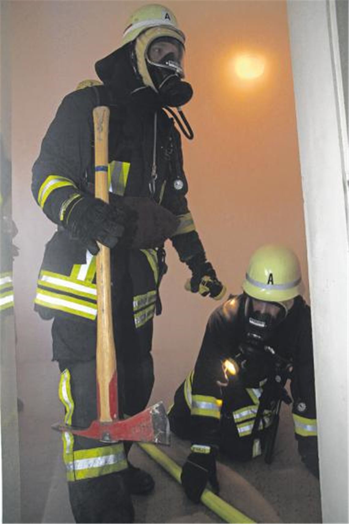 Retter kämpfen sich durch den Rauch