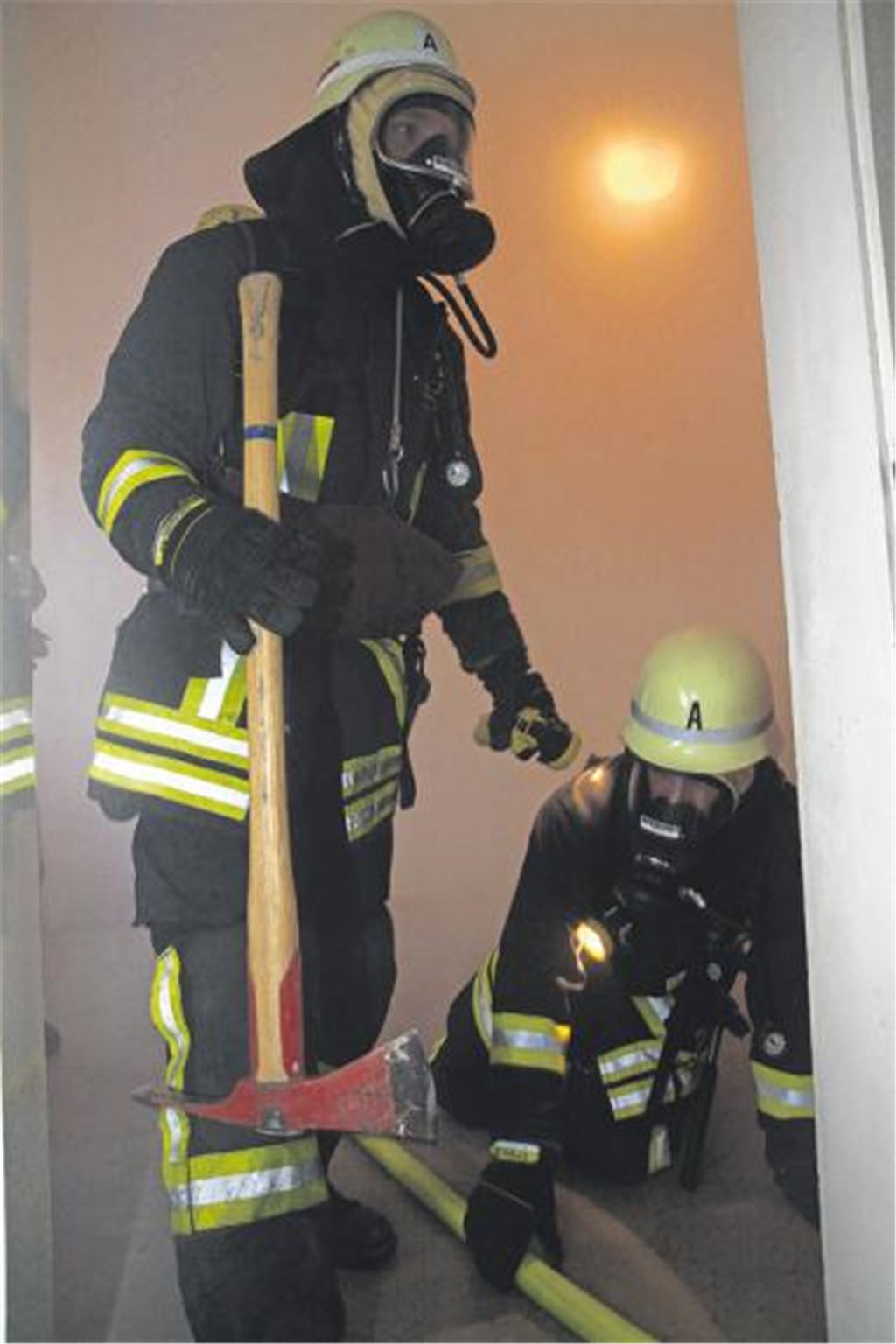 Retter kämpfen sich durch den Rauch