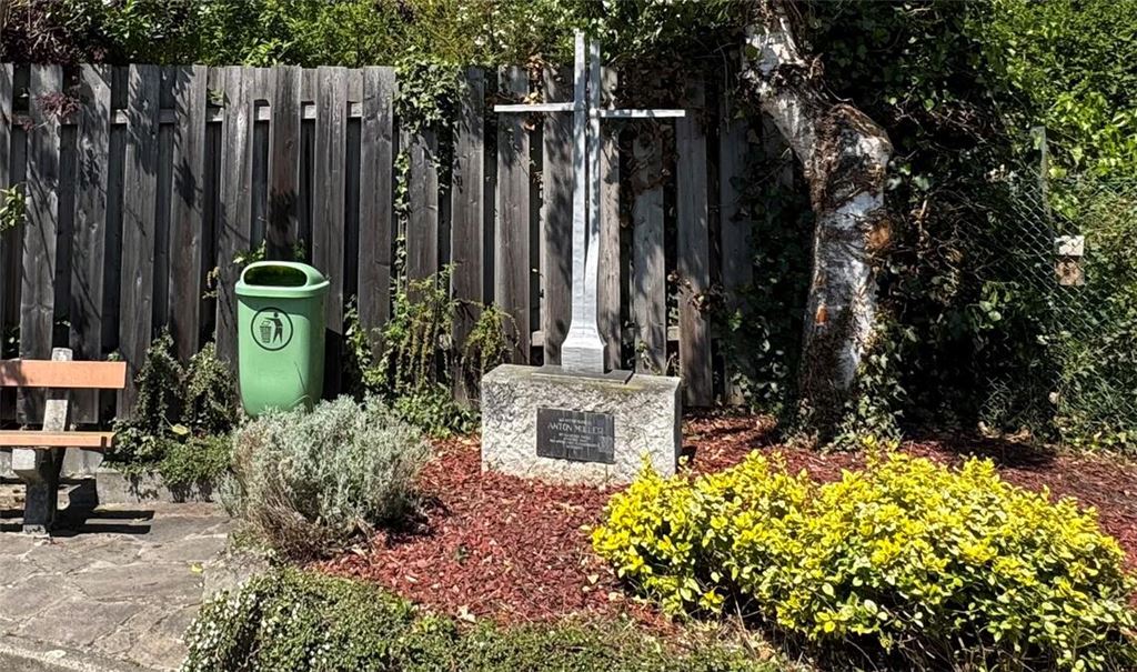 Gedenkstätte: Tafel wieder gut lesbar