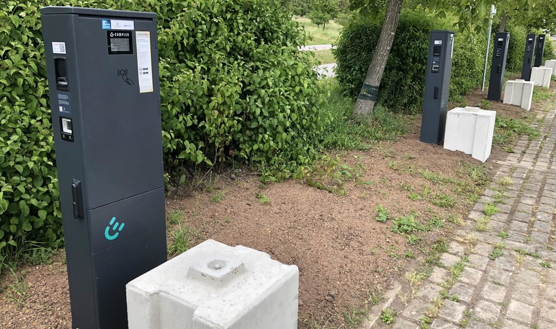 Ensinger weiht E-Ladesäulen ein