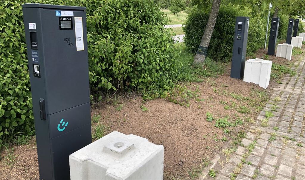 Ensinger weiht E-Ladesäulen ein