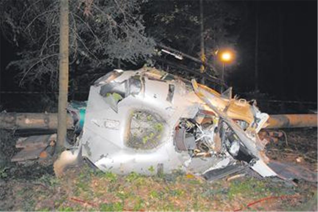Polizeihubschrauber stürzt in den Wald