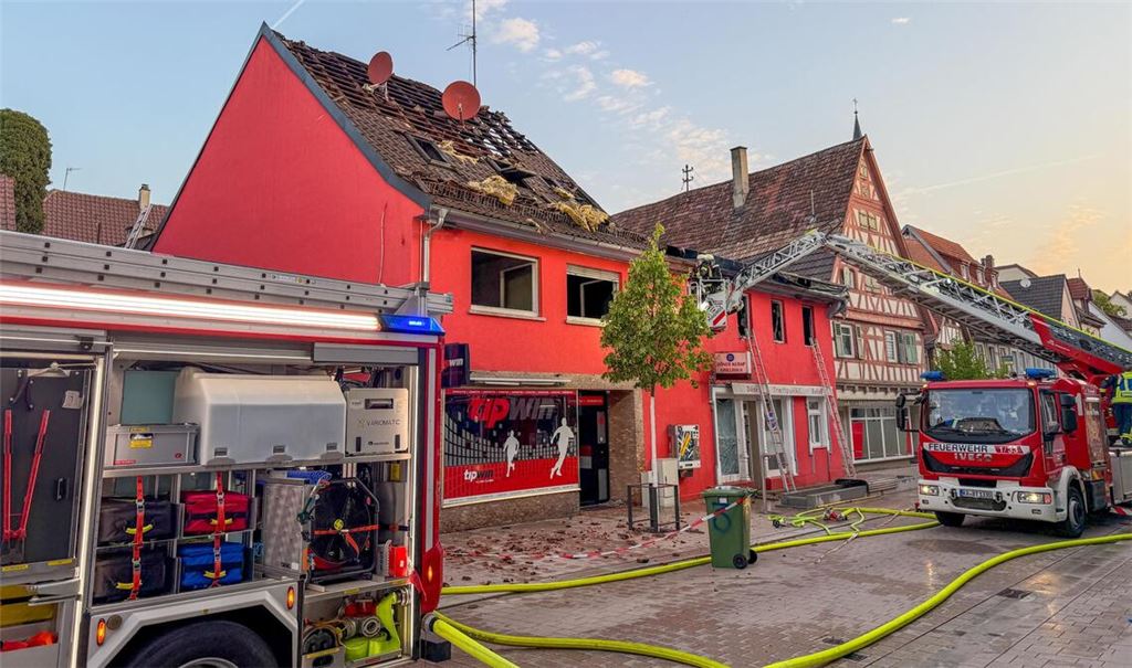 Feuer in der Brettener Innenstadt löst nächtlichen Großeinsatz aus