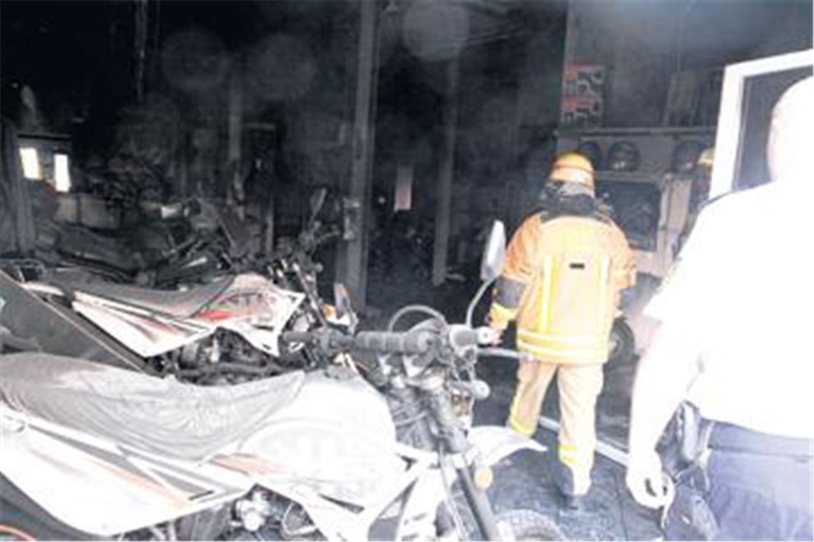 Motorradhändler vom Feuer schwer getroffen