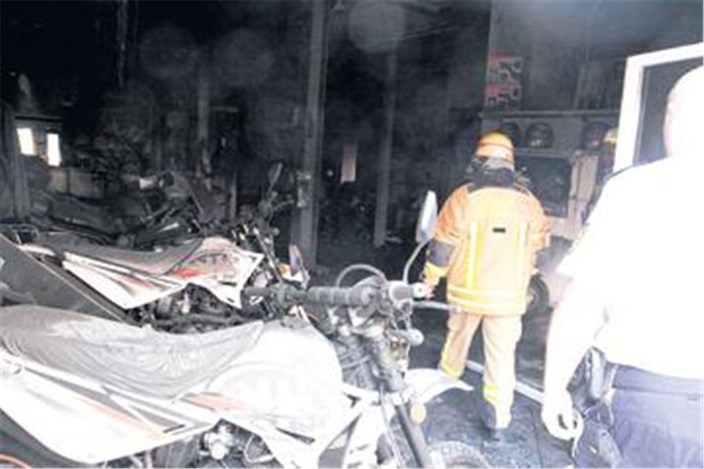 Motorradhändler vom Feuer schwer getroffen
