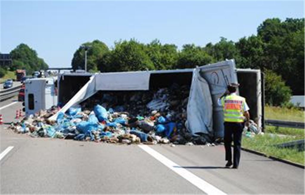 Lastwagen blockiert Autobahn