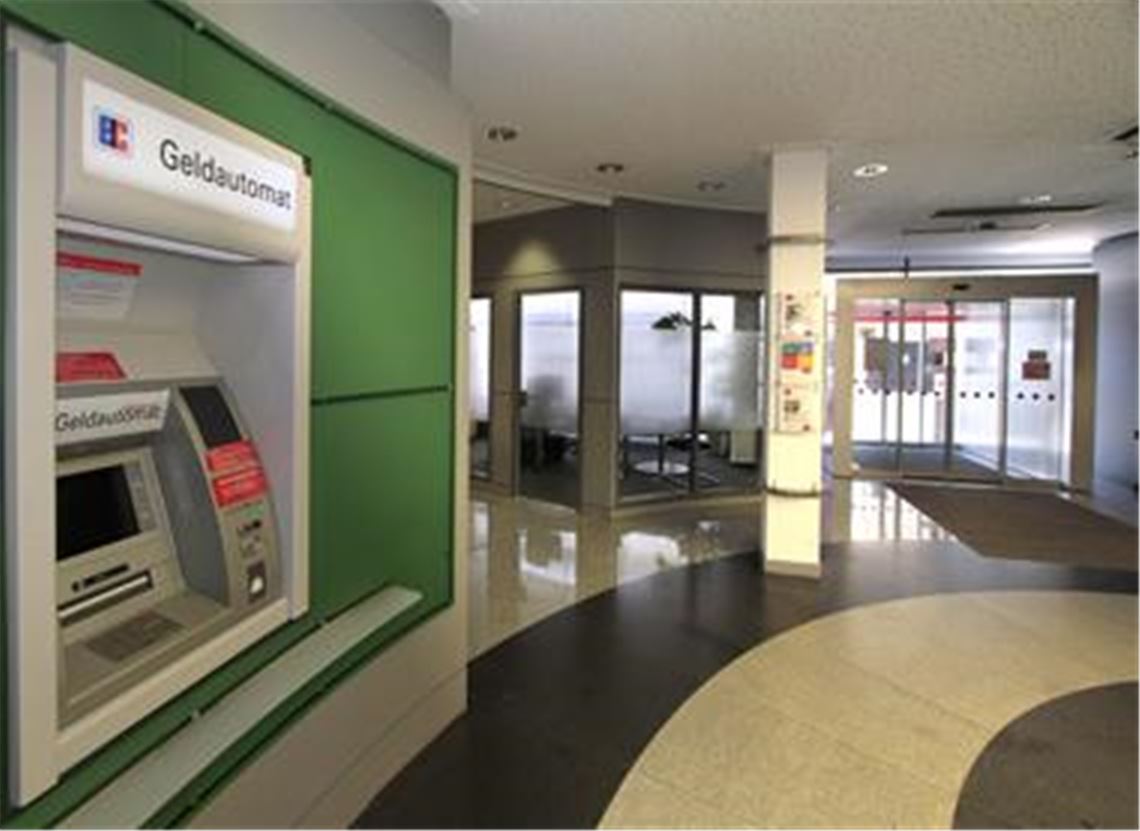 Bombendrohung und zwei Überfälle