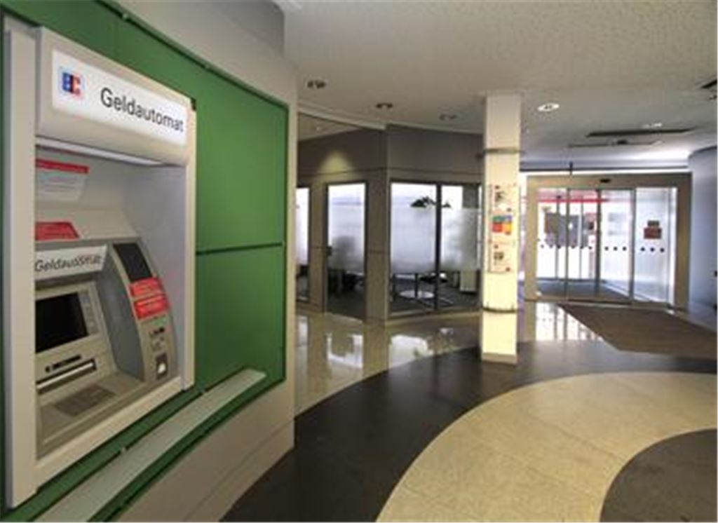 Bombendrohung und zwei Überfälle