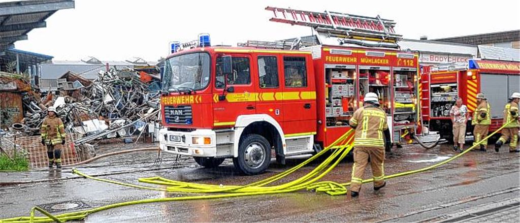Wehr löscht brennende Metallspäne