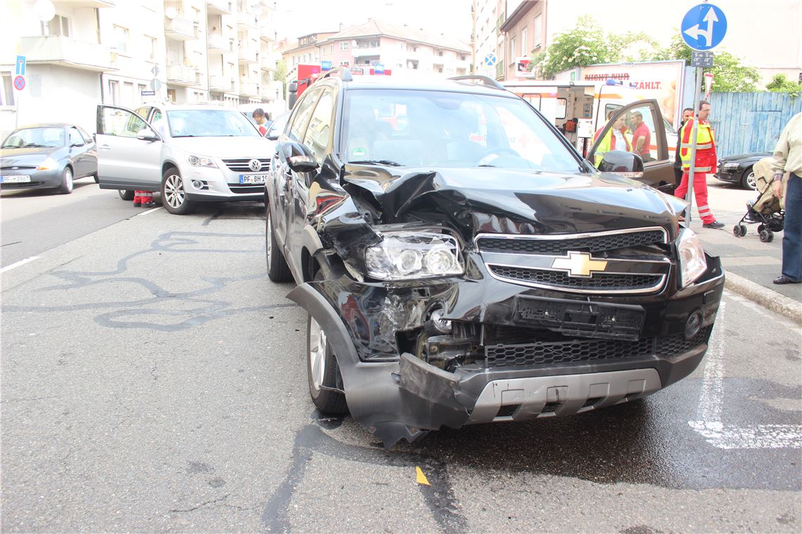 In der Pforzheimer Bleichstraße kam es am 12. Juni gegen 10.50 Uhr zu einem schweren Verkehrsunfall.(Foto: Fix)