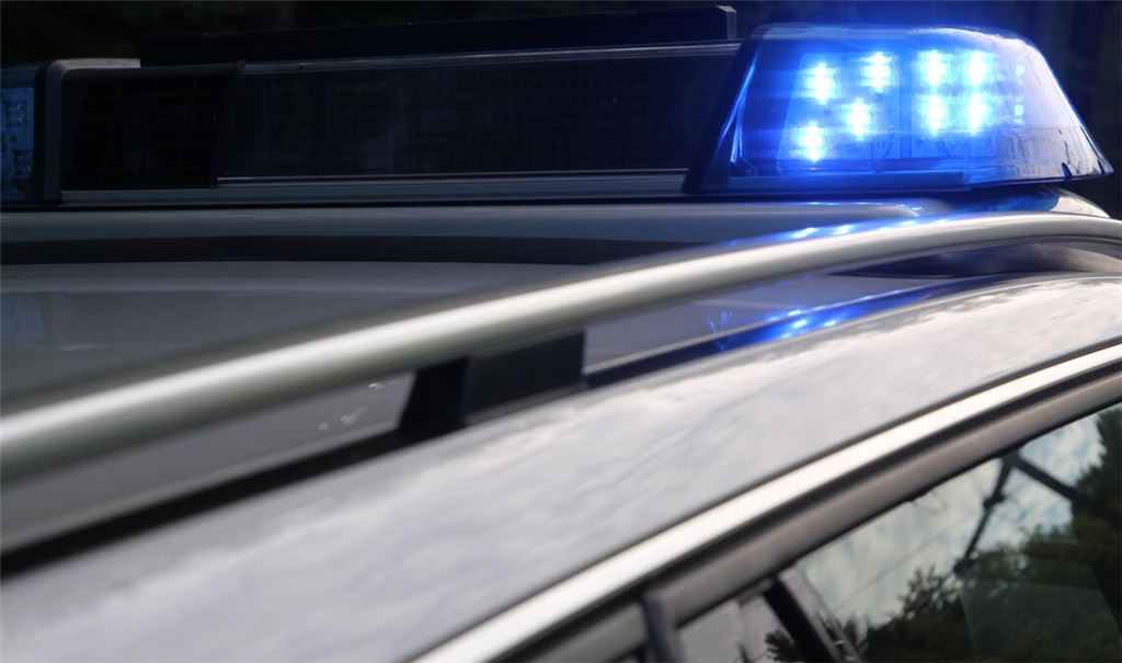 Auf dem Buckenberg stehen nachts zwei Autos in Flammen