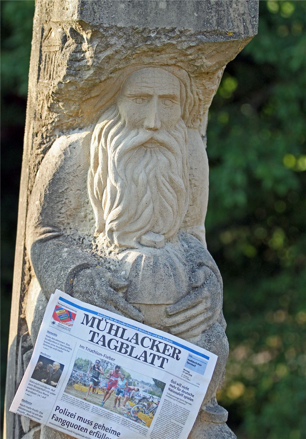 910_0008_156605_fg_Sommerraetsel_Stele_2