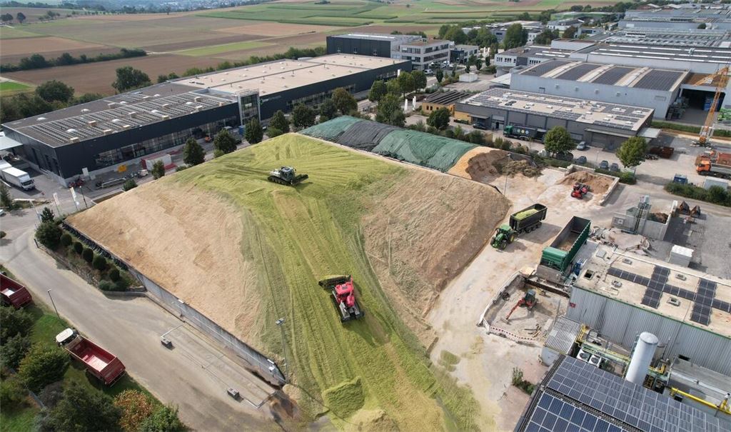 Ernte für Biogasanlage: Traktor-Gespanne unterwegs