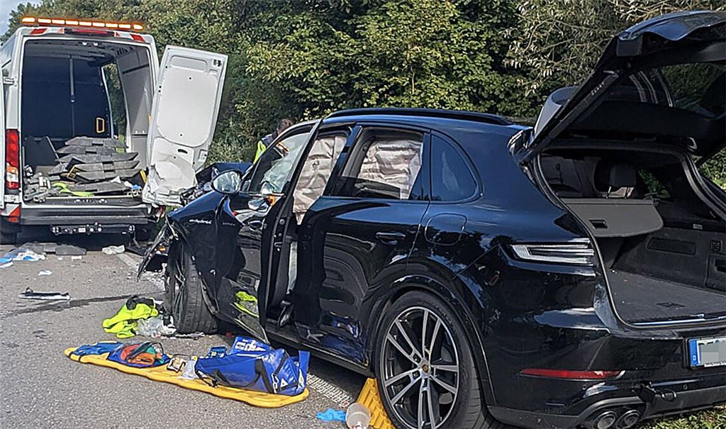 Porsche erfasst Arbeiter einer Straßenbaufirma – 40-Jähriger in Lebensgefahr