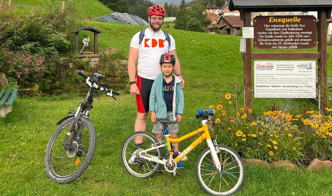 Vater und Sohn radeln 102 Kilometer für guten Zweck