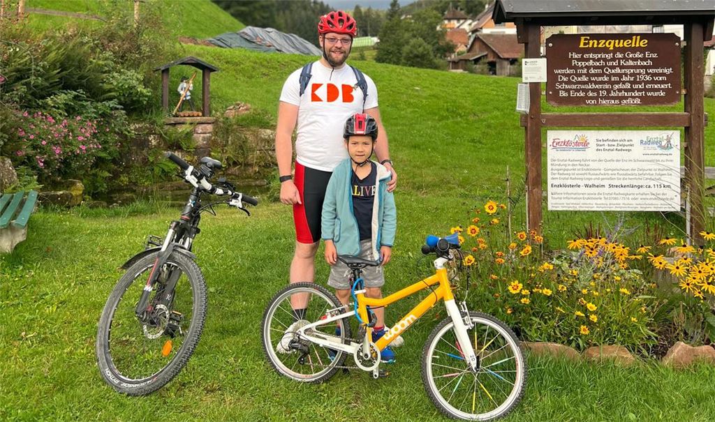 Vater und Sohn radeln 102 Kilometer für guten Zweck