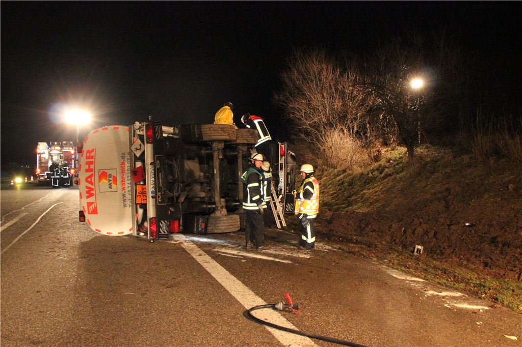 Vier Verletzte bei Verkehrsunfall mit Tanklastzug auf A8. (Foto: Fix)