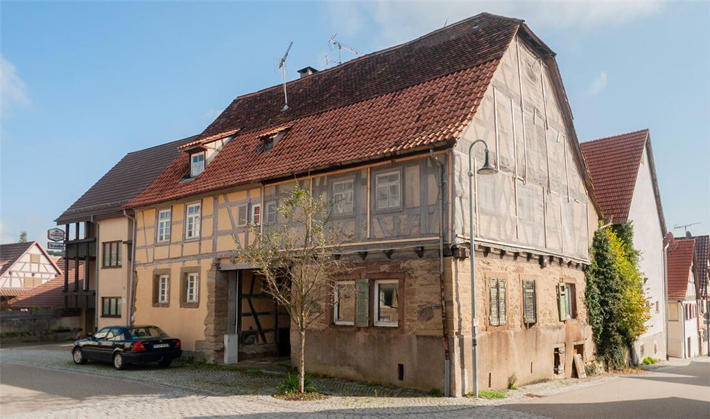 Wer eine Wohnung der Stadt gemietet hat, muss künftig tiefer in die Tasche greifen. Das städtische Objekt in Lienzingen ist derzeit unbewohnt und muss saniert werden.  Foto: Fotomoment