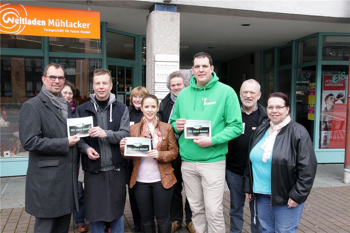 Oberbürgermeister Frank Schneider überreicht die Fairtrade-Plaketten an Frank Tichlers (Blumen Berret), Padeco Teixeira (Geschmacksmeile Enzberg) und Benjamin Luwig (La Cantina) (v. li.). Die Mitglieder der Steuerungsgruppe „Fairtrade-Stadt Mühlacker“ freuen sich über das Engagement der Geschäftsleute. Foto: Goertz