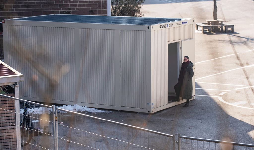 Zwei Container gegen Raumnot an Schule