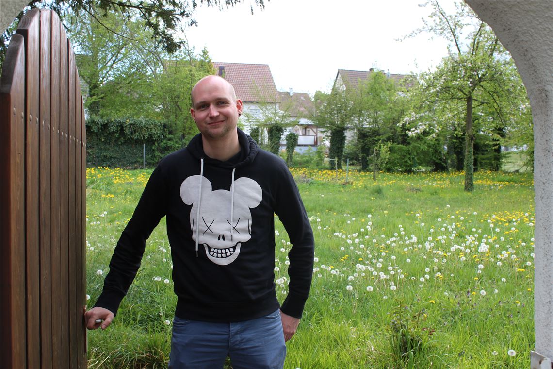 Festgelände: Jugendpfleger Benjamin Denk öffnet bereits symbolisch die Tür zu dem Gartengrundstück, wo am Samstag, 10. Mai, die „Karibische Nacht“ stattfinden soll.  Foto: Huber