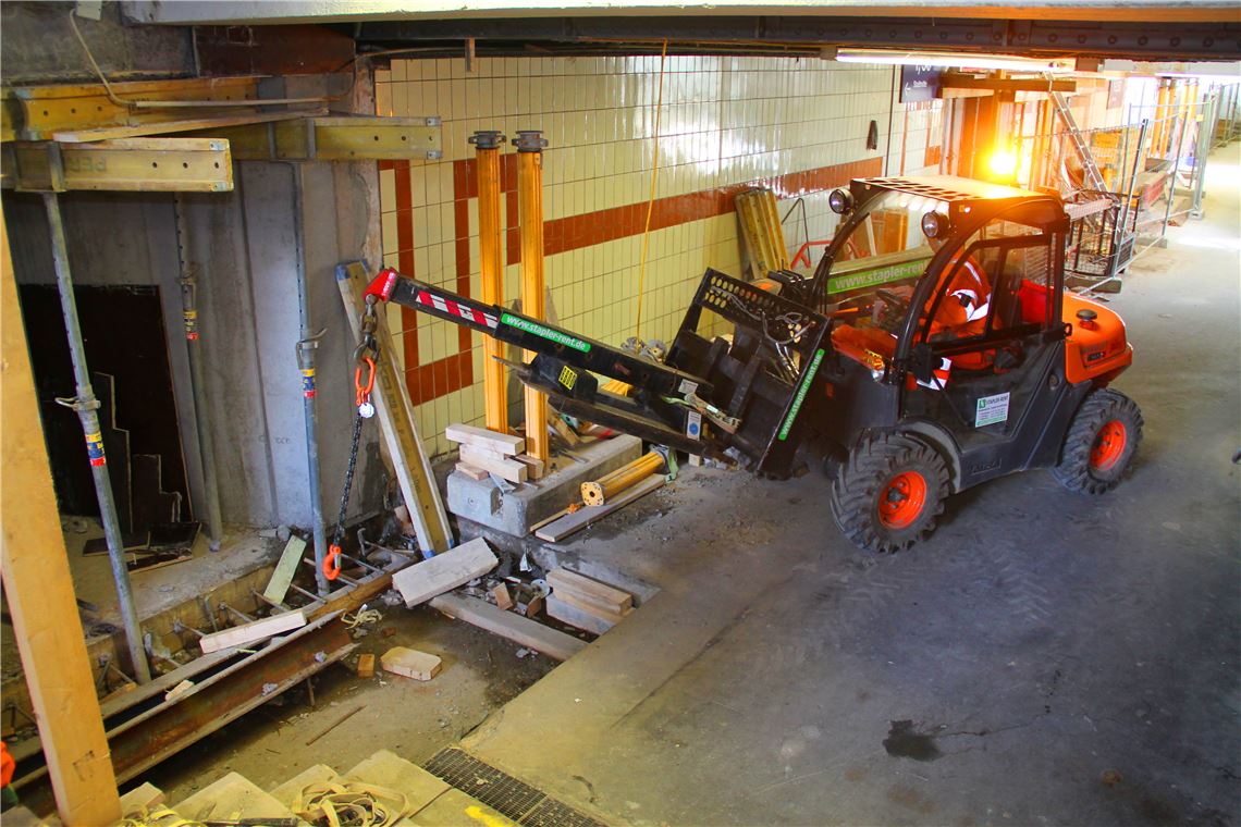 Im Bahnhof entstehen Schächte für Aufzüge, die die Bahnsteige für Rollstuhlfahrer und gehbehinderte Menschen leicht erreichbar machen.  Foto: Schurlik