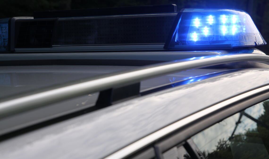 Duo überfällt Mitarbeiter eines Getränkemarkts in Illingen