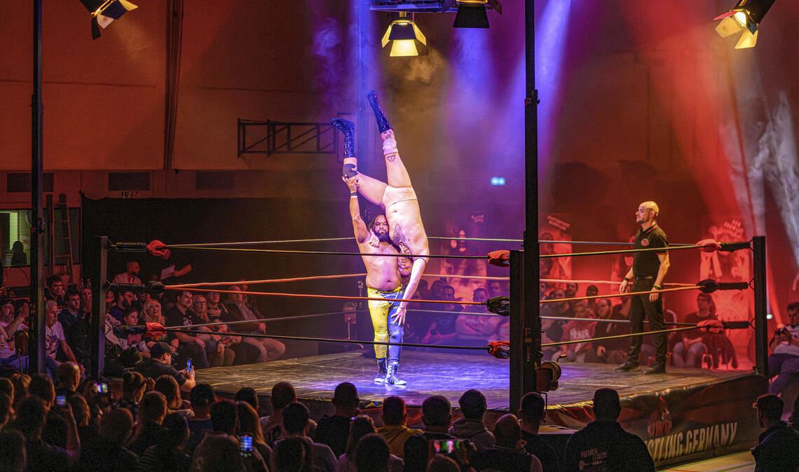 Spektakuläre Ring-Action bei Wrestlingshow