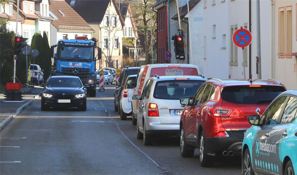 Stockender Verkehr auf der Kieselbronner Straße in Enzberg