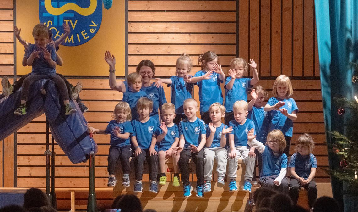 Die „Kids in Action“ eröffnen die Weihnachtsfeier des TV Schmie. Foto: Fotomoment
