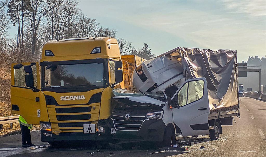 Unfall auf A8: Fahrer eines Kleinlasters in Lebensgefahr