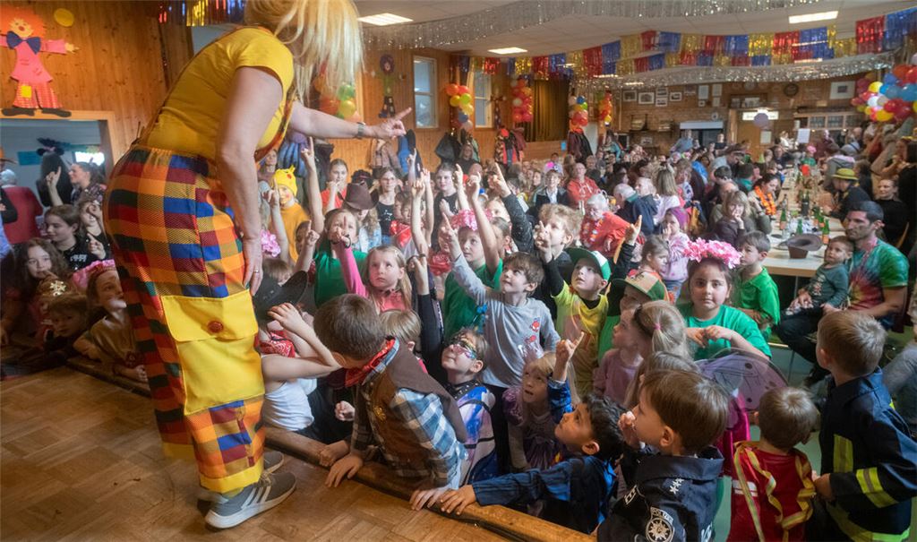 Fasching: Kleine Narren feiern ausgelassen