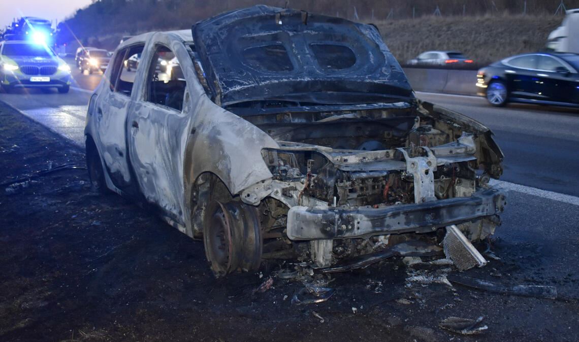 Auto steht auf der A8 in Flammen