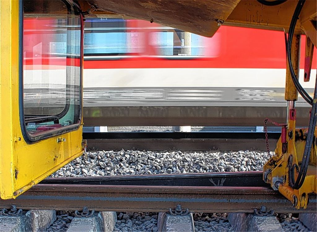 Monsterzug verlegt neue Schienen