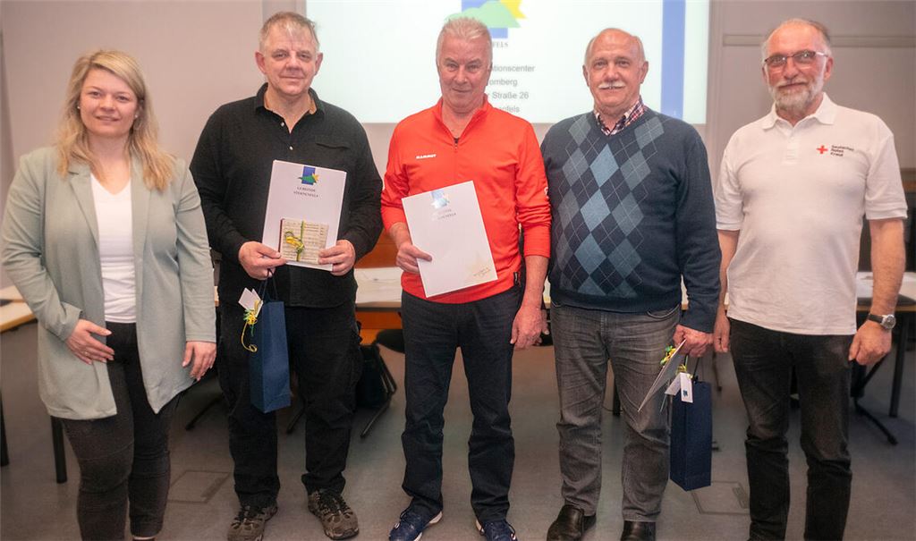 Egon Mayer spendet 100-mal Blut