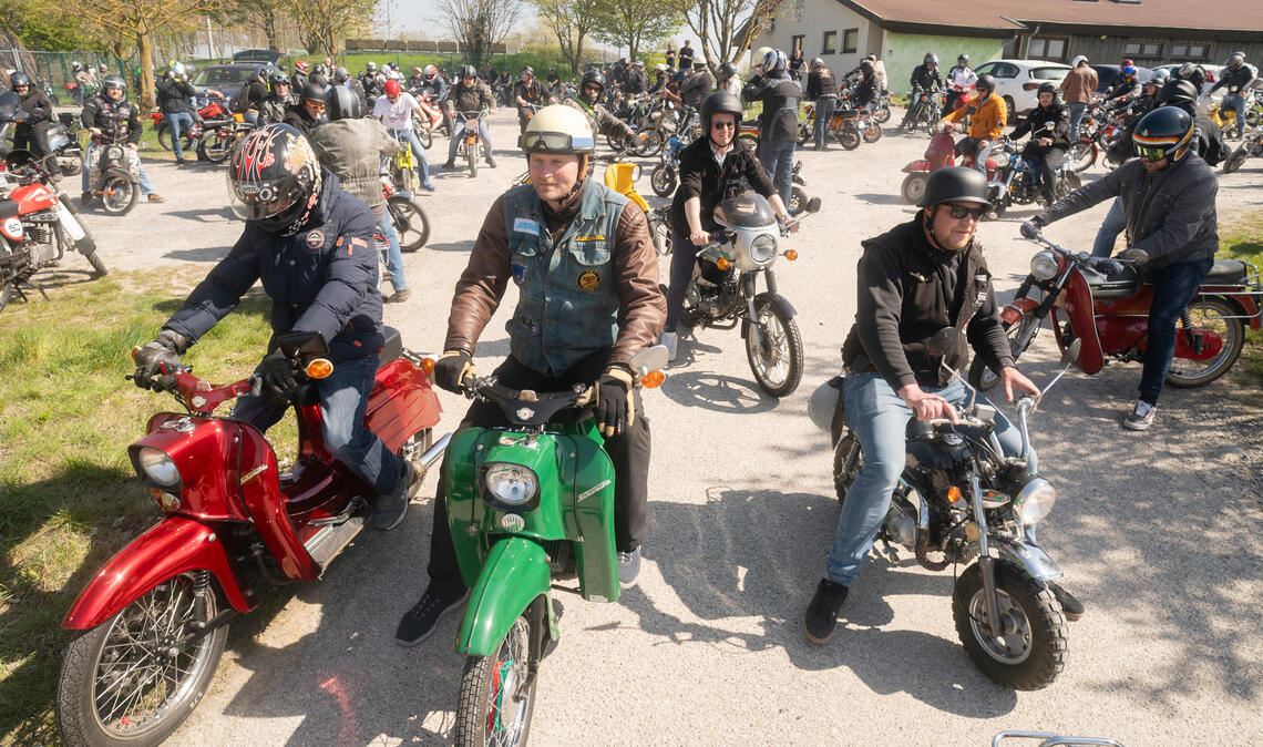 Urige Zweitakter knattern rund um Wiernsheim