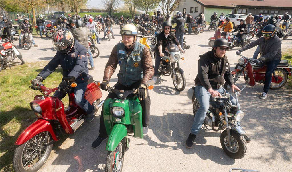 Urige Zweitakter knattern rund um Wiernsheim