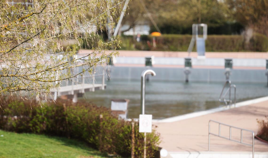 Überschneidung von Mahle-Lauf und Freibadstart ärgert den Badegast