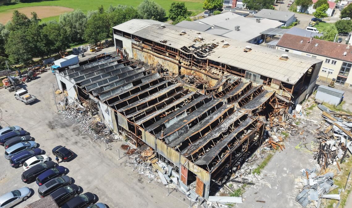 Ausgebrannte Lagerhalle wird ausgeräumt und abgerissen
