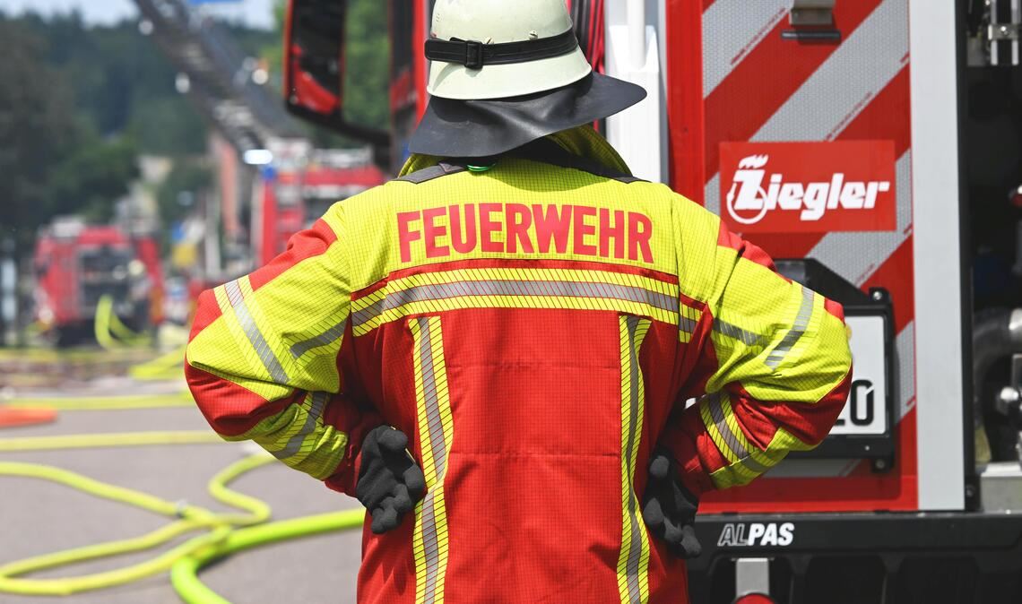Brennender Hochsitz ruft 
Feuerwehr auf den Plan