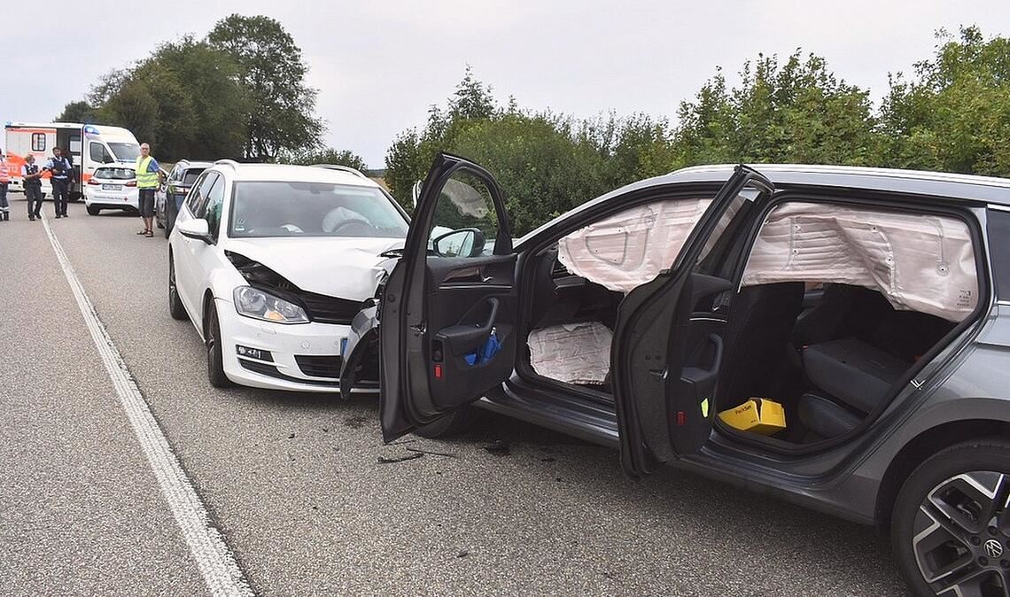Unfall auf der B10 fordert zwei Leichtverletzte