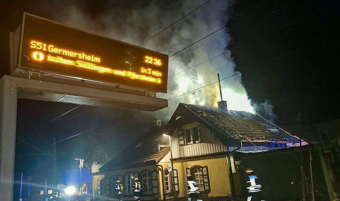 Hähnchenrestaurant im alten Bahnhof steht in Flammen
