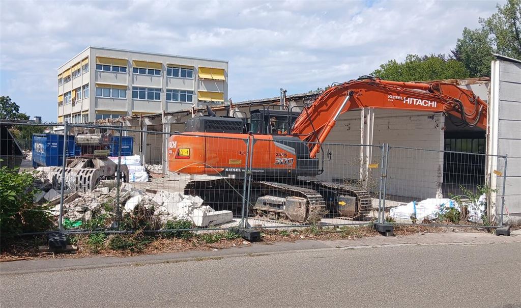 Abrissbagger schafft Platz