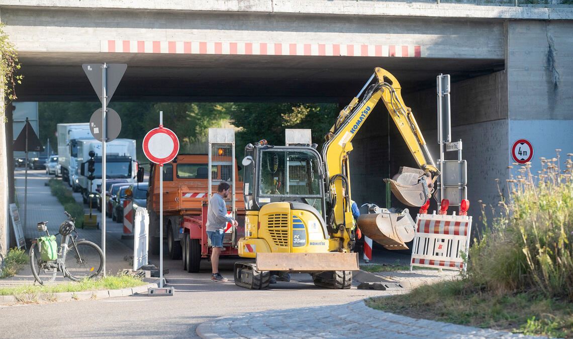 Baustelle bremst den Verkehr am Kreisel Ötisheimer Straße aus